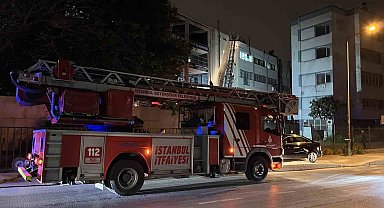 Zeytinburnu'nda 4 katlı iş merkezinin çatısında yangın