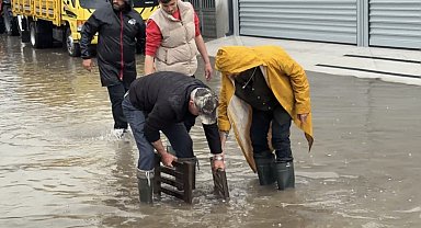 Zile'yi sağanak vurdu, iş yerleri sular altında kaldı