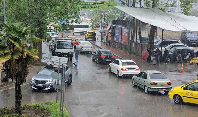 Zonguldak kent merkezinde yağış etkili oldu