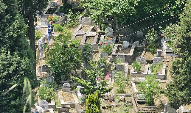 Zonguldak'ta arefe günü mezarlıkta ziyaretçi yoğunluğu