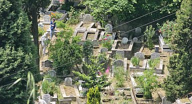 Zonguldak'ta arefe günü mezarlıkta ziyaretçi yoğunluğu
