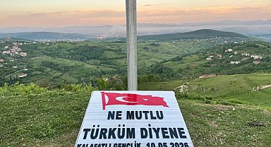 Zonguldak'ta gençler köylerinin zirvesine Türk bayrağı dikti