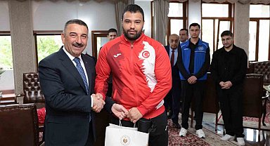 Zonguldak'ta gençlerden valiliğe ziyaret