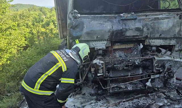 Zonguldak'ta seyir halindeki kamyon alev alev yandı