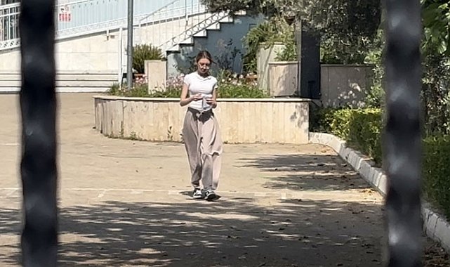 10 saniyeyle hayalleri kapıda kaldı: YKS'ye geç kalan öğrencinin üzüntüsü kameraya yansıdı