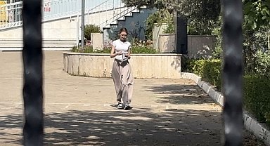10 saniyeyle hayalleri kapıda kaldı: YKS'ye geç kalan öğrencinin üzüntüsü kameraya yansıdı