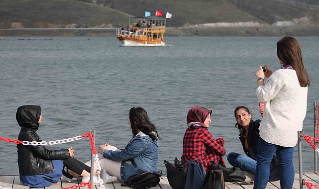 1700 rakımdaki doğa harikası göl turistlerin ilgi odağı