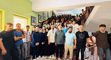 20 yıldır görev yaptığı okuldan alkışlar eşliğinde hüzünle ayrıldı
