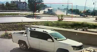 25 yaşındaki sürücünün hayatını kaybettiği feci kaza anı güvenlik kamerasında