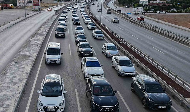 43 ilin bağlantı noktasında yaz tatili hareketliliği: Kaza trafiği durma noktasına getirdi