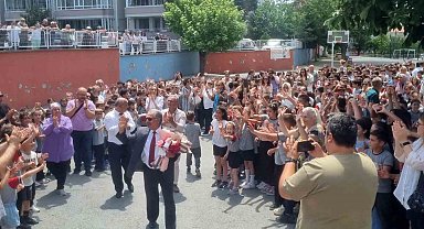 44 Yıllık eğitime adanmış bir hayat: Okul müdürü gözyaşları arasında emekliye ayrıldı
