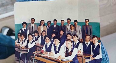 45 yıllık öğretmeni eşinin emeklilik sürprizi gözyaşlarına boğdu