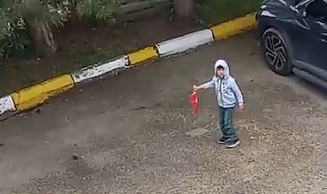 5 yaşındaki çocuk yerde gördüğü Türk bayrağını koşarak kaldırdı
