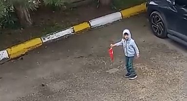 5 yaşındaki çocuk yerde gördüğü Türk bayrağını koşarak kaldırdı