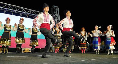 6 ülkeden 18 halk dansları ekibi, 750 dansçı Ayvalık'ta kültür köprüsü kurdu