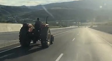80 kilometre hızla giden aracı sollayan traktör sürücüsü kamerada