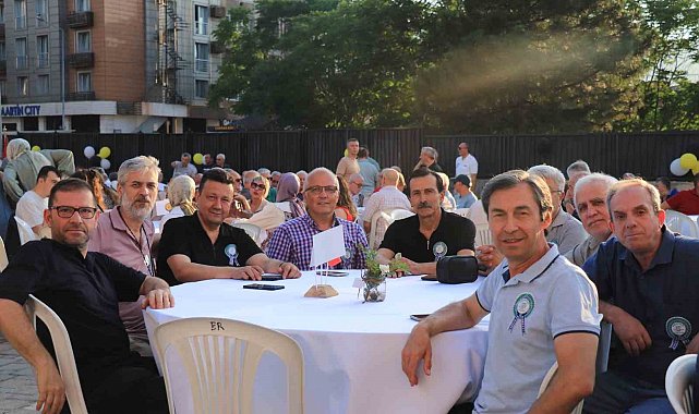 83 yaşındaki öğretmen yıllar sonra öğrencileriyle buluştu