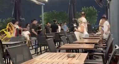 Adana'da AVM'de sandalyeli kavga: Kadınlar arada kaldı