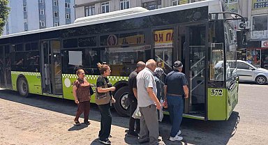 Adana'da bunaltan sıcaklarda dolmuş çilesi: "Klimayı aç diyoruz, kapıları açıyorlar"