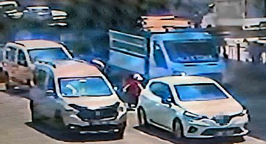 Adana'da feci kaza: Yolun karşısına geçerken iki aracın çarptığı çocuk hayatını kaybetti