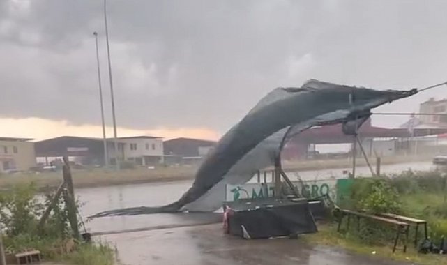 Adana'da kuvvetli rüzgar ve yağış ekili oldu, seralar zarar gördü