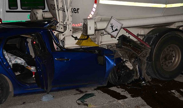 Adana'da otomobil tıra çarptı: 1 ölü, 2 yaralı
