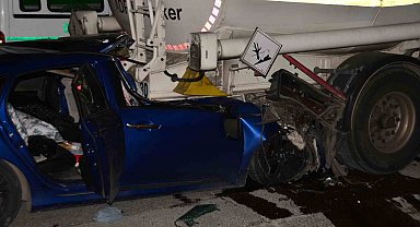 Adana'da otomobil tıra çarptı: 1 ölü, 2 yaralı
