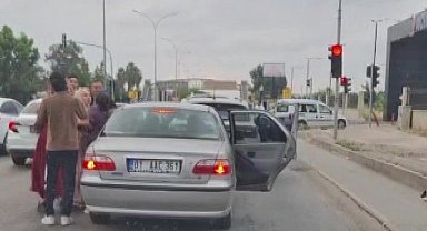 Adana'da trafikte kadınlı erkekli kavga kameraya yansıdı