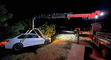 Ağaçlık alana uçan otomobilin acil çağrı sistemi ekipleri harekete geçirdi