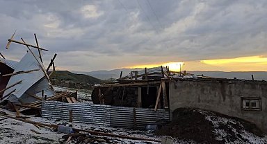 Ağrı'da dolu ve şiddetli rüzgar bir evin çatısını uçurdu