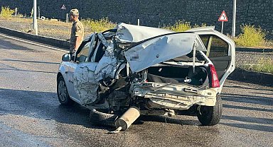 Ağrı'da freni tutmayan kamyonet kırmızı ışıkta duran otomobile çarptı: 2 yaralı