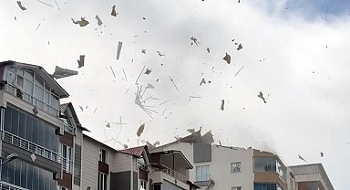 Ahlat'ta hortum çatıları uçurdu