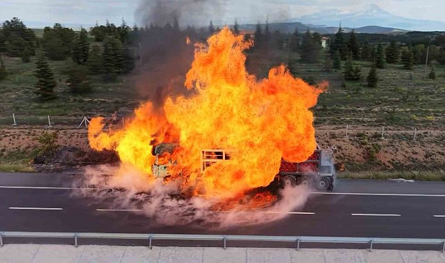 Aksaray'da doğalgaz tüpü yüklü tır alev alev yandı
