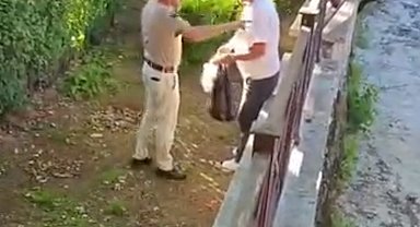 Akşemseddin Hazretleri Türbesi'nin bahçesinde içki içen şahsa vatandaşlardan teki