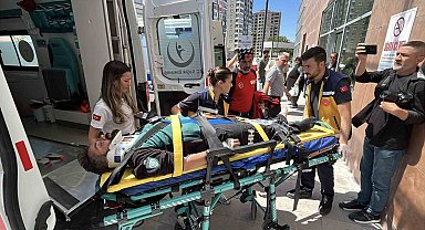Aladağlar'da mahsur kalan dağcı ve eşi helikopterle kurtarıldı