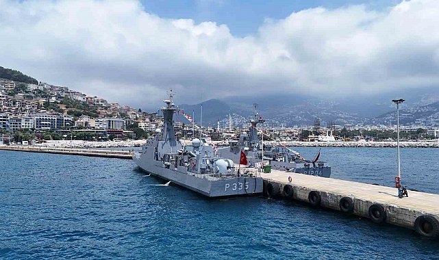 Alanya Limanı'nda savaş gemilerine yoğun ilgi