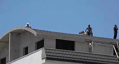 Alanya'da bunalıma girip çatıya çıkan şahsı polis ekipleri ikna etti