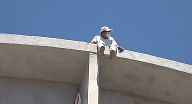 Alanya'da çatıya çıkan şahıs ekipleri alarma geçirdi