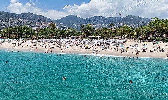 Alanya'da hava sıcaklığı 30 dereceyi gördü, turistler sahile koştu