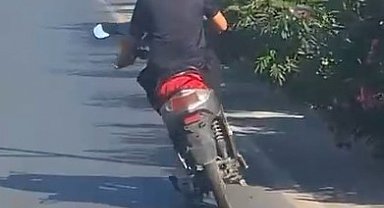 Alanya'da motosiklet üzerinde ayakta ilerleyen sürücünün tehlikeli yolculuğu kamerada