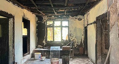 Alevlerin geride bıraktığı acı tablo: Evi yanan acılı baba uzatılacak yardım elini bekliyor
