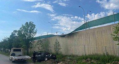 Alkollü sürücünün kullandığı araç askeri birliğin bahçesine uçtu