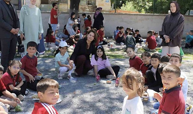 Altıntaş İstiklal İlkokulu'nda hayır çarşısı yoğun ilgi gördü