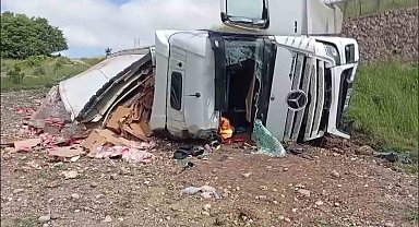 Amasya'da tavuk eti yüklü tır şarampole uçtu: 2 yaralı