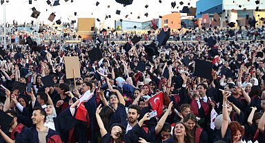 Anadolu Üniversitesi'nde mezuniyet coşkusu: 5 binden fazla öğrenci kep attı