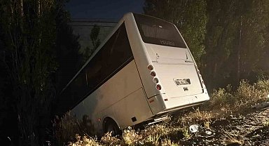 Ankara'da servis aracı yol kenarına devrildi: 8 yaralı