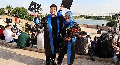 Anne ile oğlu aynı sıradan mezun oldu