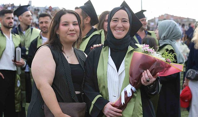 Anne-kızın üniversite yolculuğu mezuniyetle taçlandı