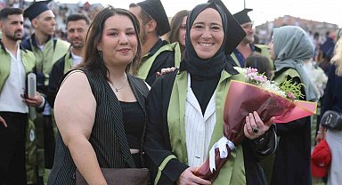 Anne-kızın üniversite yolculuğu mezuniyetle taçlandı