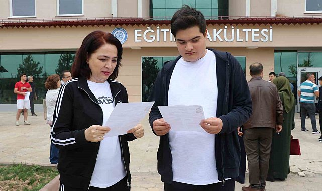 Anne oğul bitişik sınıflarda sınava girdi